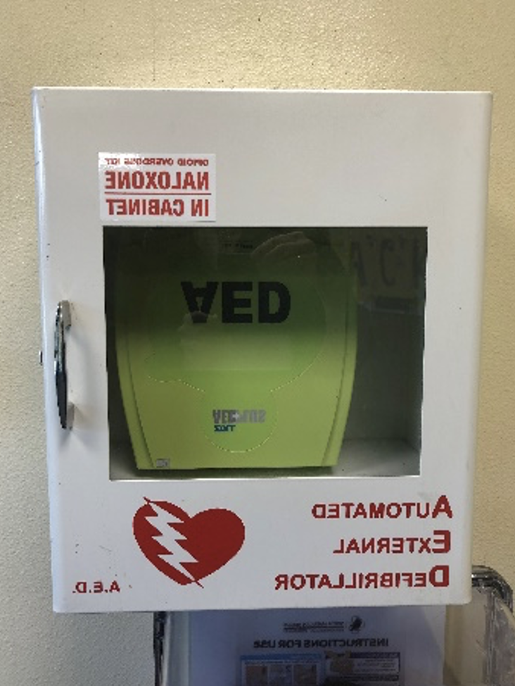 AED(自动体外除颤器)装置位于皇冠app官方版下载校园内