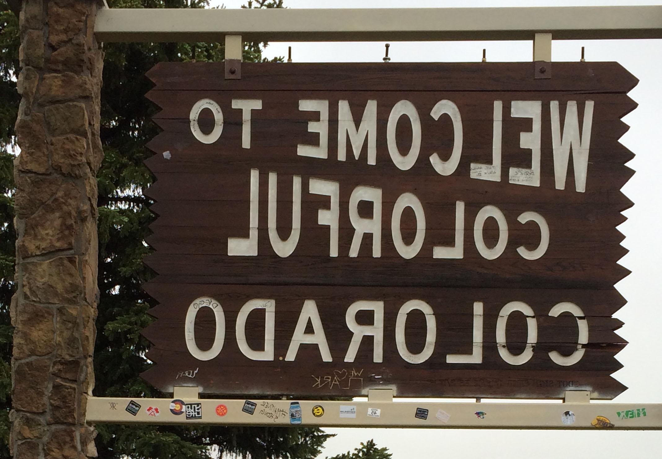 “欢迎来到多彩的科罗拉多州”标志的图片