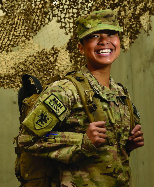 照片中的女兵穿着制服，背着双肩包