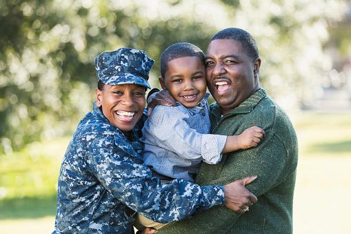 全家福，有穿海军制服的男人、孩子和女人
